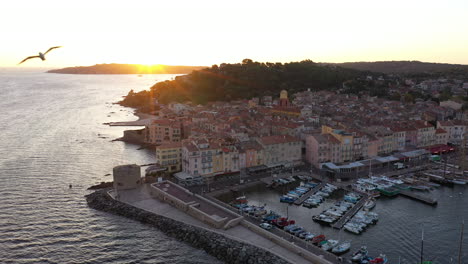 Wunderschöner-Sonnenaufgang-über-Dem-Hafen-Von-Saint-Tropez-Während-Der-Voiles-De-Saint-Tropez-Regatta